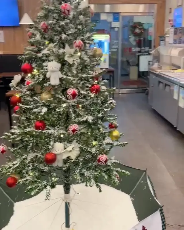 크리스마스 분위기로 꾸며진 매장 내부