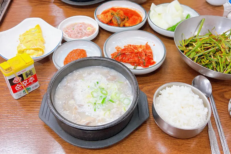돼지국밥 정식 한 상 차림