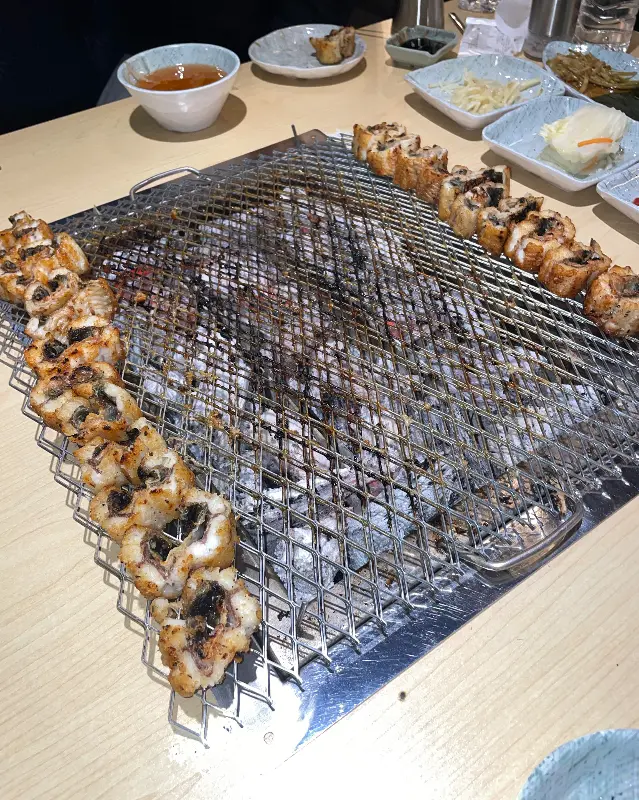 숯불 위에서 구워지는 장어