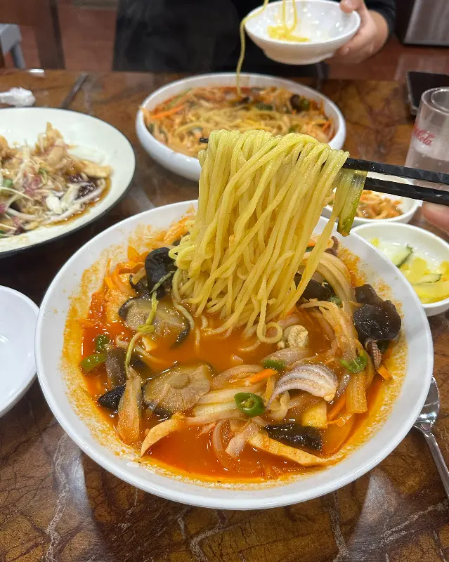 젓가락 가득 볶음면