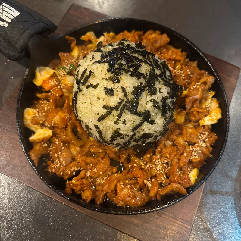 주먹밥과 함께 즐기는 오돌뼈