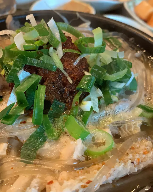 다진 마늘과 고추가 듬뿍 올라간 해장국