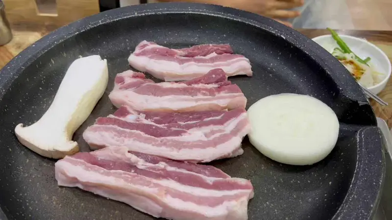 불판에 올려진 삼겹살