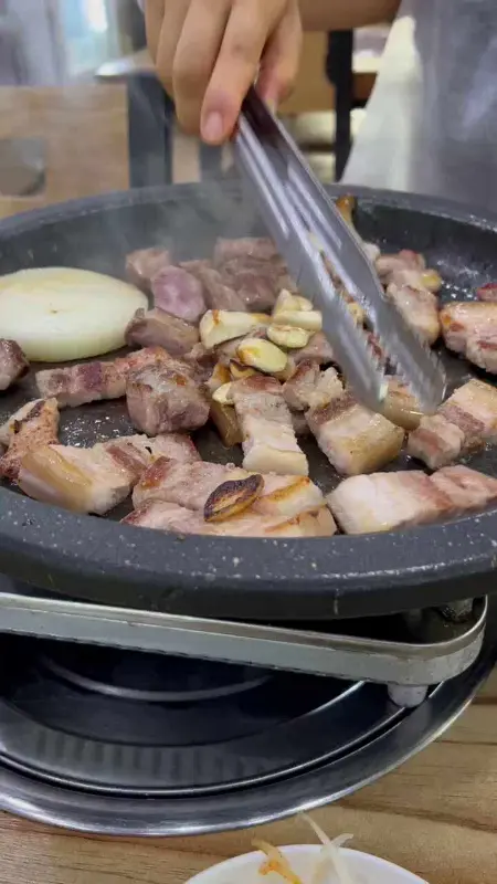 노릇하게 익어가는 삼겹살