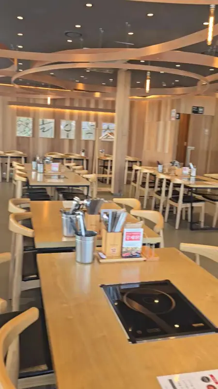 샤브20 남원점의 넓고 깔끔한 내부 전경