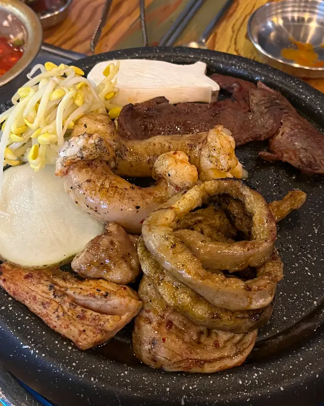 곱창, 염통, 버섯, 양파가 함께 구워진 모습