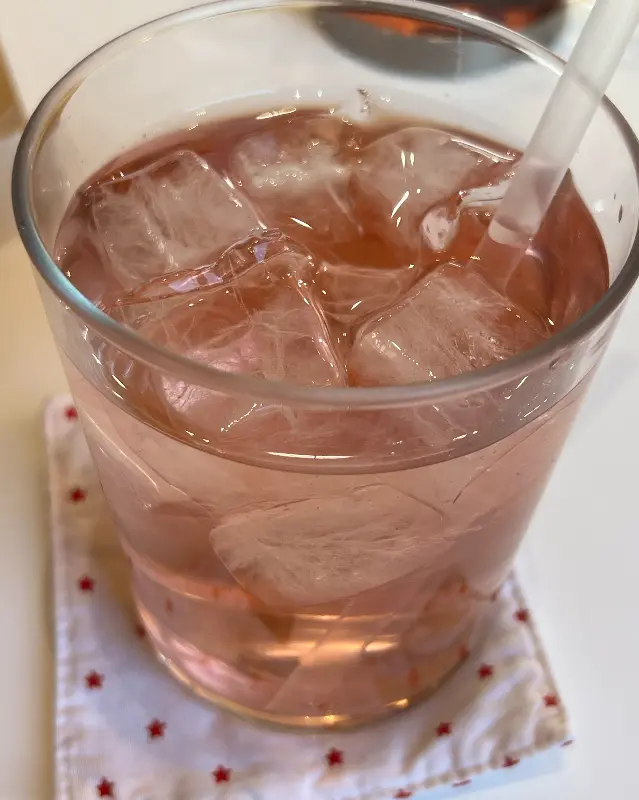 인디파사드에서 맛본 배 에이드와 딸기 타르트