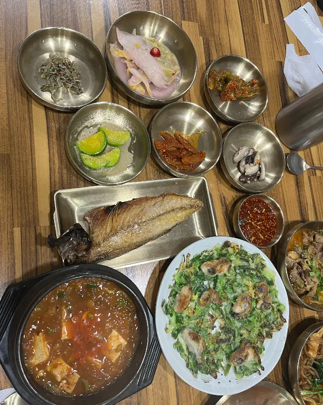 굴전, 고등어구이, 된장찌개 등 푸짐한 한 상 차림