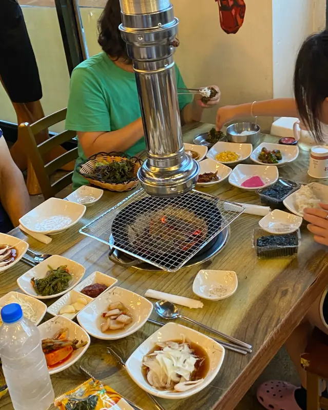 금오갈매기 내부 테이블 전경