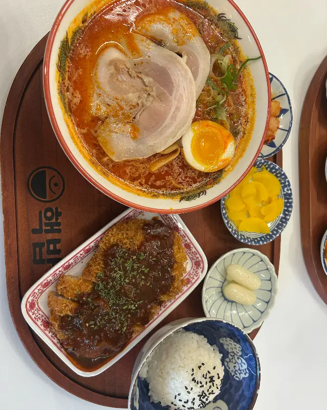 푸짐한 카라이라멘과 닭튀김 세트