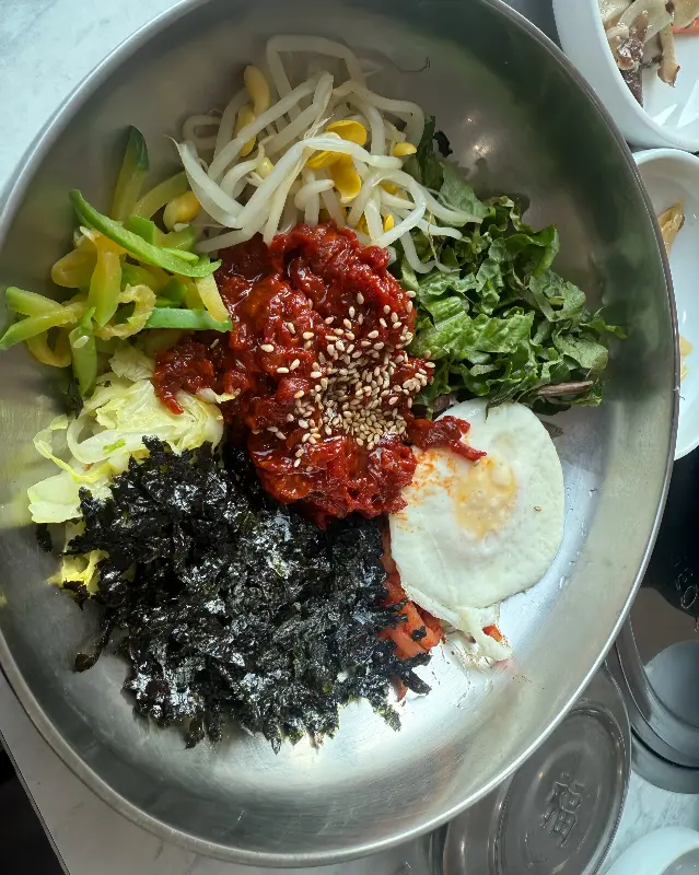 윤기가 자르르 흐르는 육회비빔밥