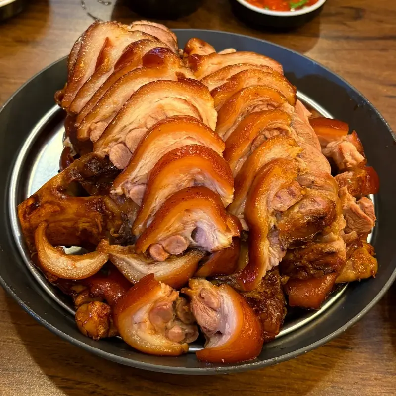 윤기가 흐르는 족발