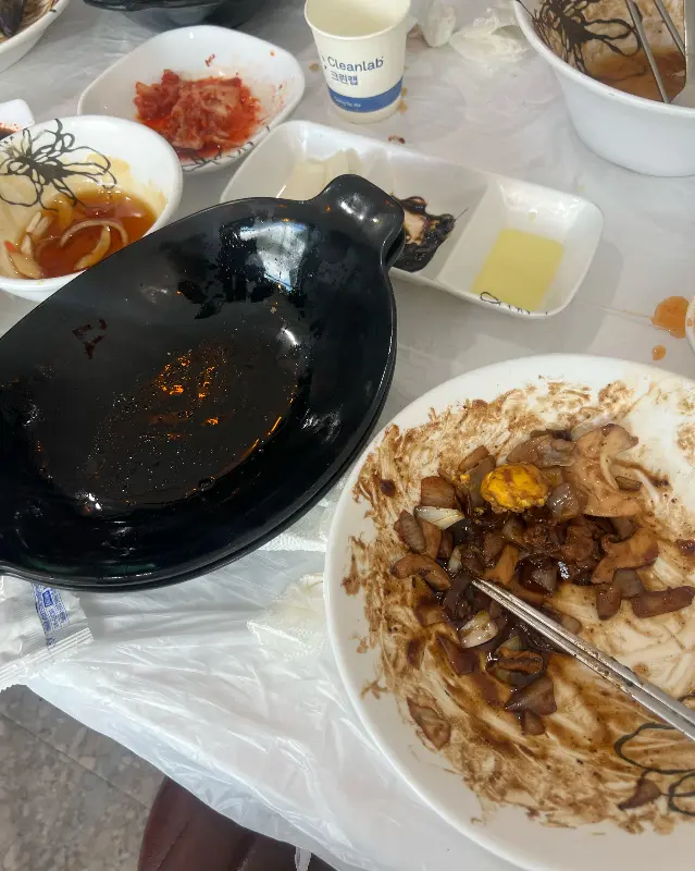 짜장면 그릇의 흔적