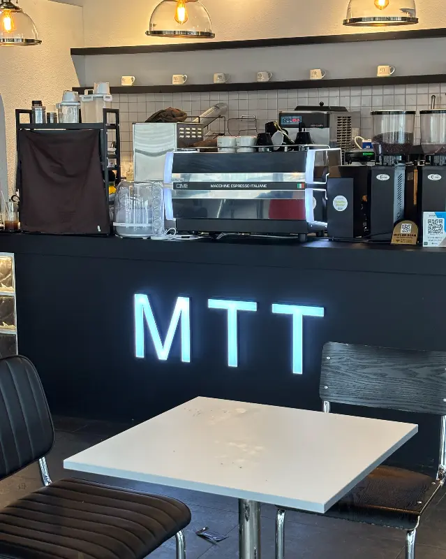 카페 카운터와 메뉴 준비 공간