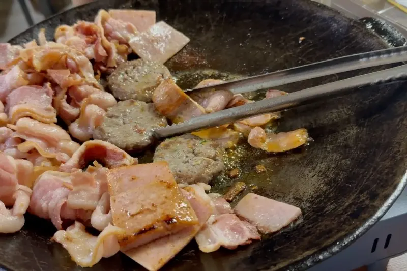 베이컨과 햄이 구워지는 모습