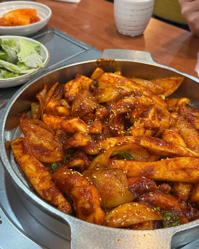 깻잎에 갑오징어와 콩나물을 싸서 먹는 모습