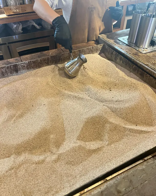 모래 위에서 끓여지는 샌드 커피