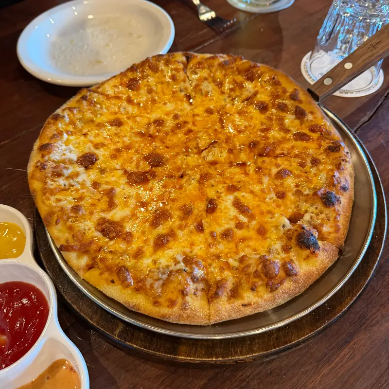 치즈가 듬뿍 올라간 피자