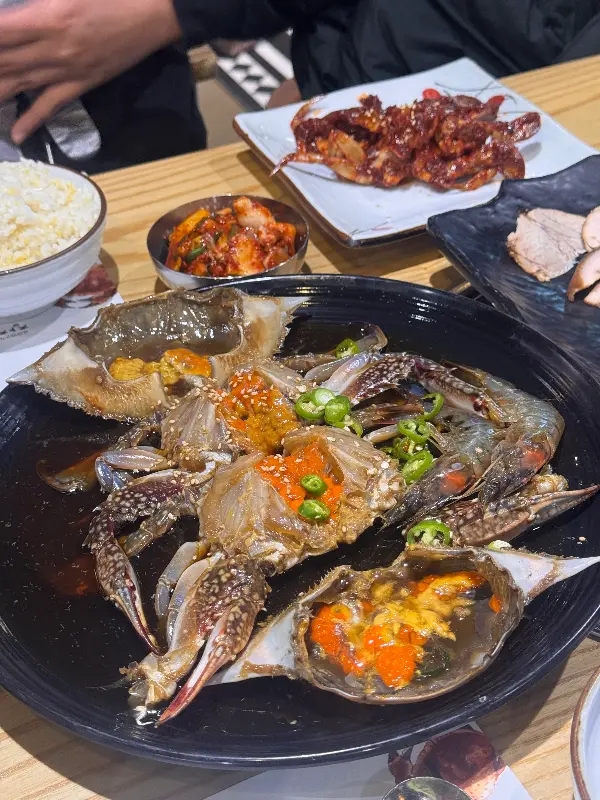 간장게장, 양념게장, 냉수육, 김치 등 다양한 반찬들