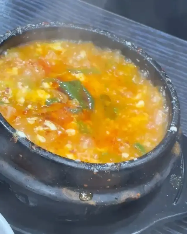 뚝배기 안에서 보글보글 끓고 있는 순두부찌개