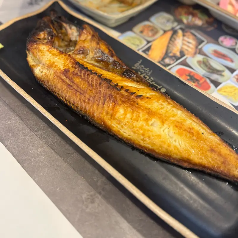 노릇하게 구워진 고등어 구이