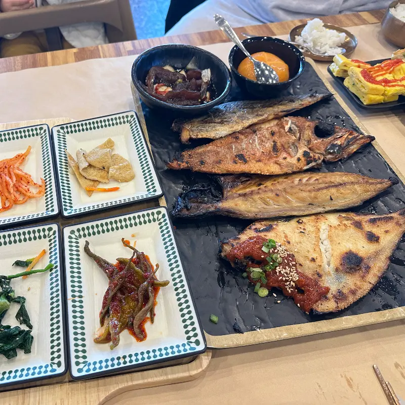 윤기가 자르르 흐르는 고등어 구이