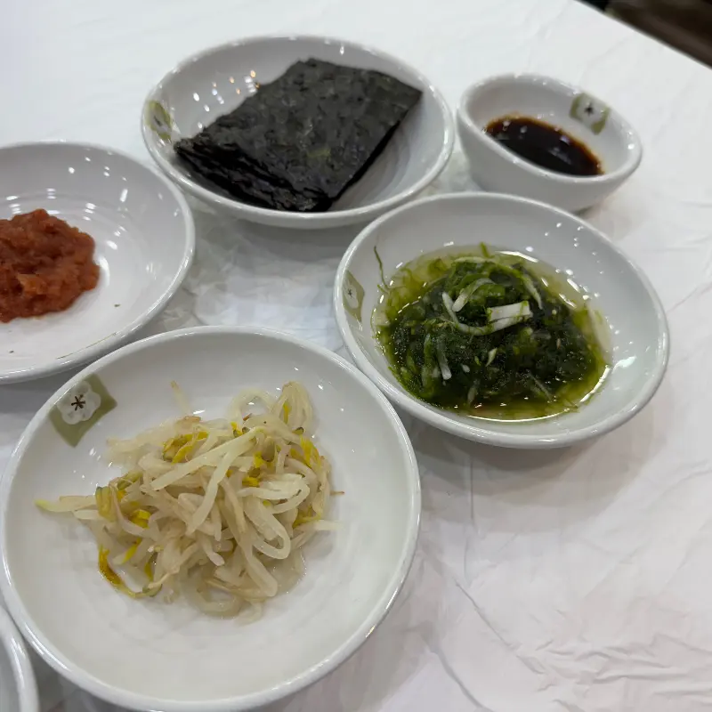 정갈하게 담겨 나온 밑반찬