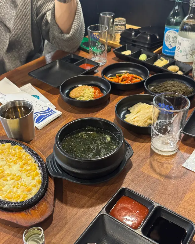 스끼다시가 가득 차려진 테이블