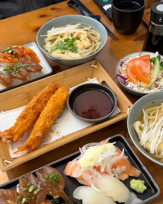 초밥과 함께 나온 따뜻한 우동 한 그릇