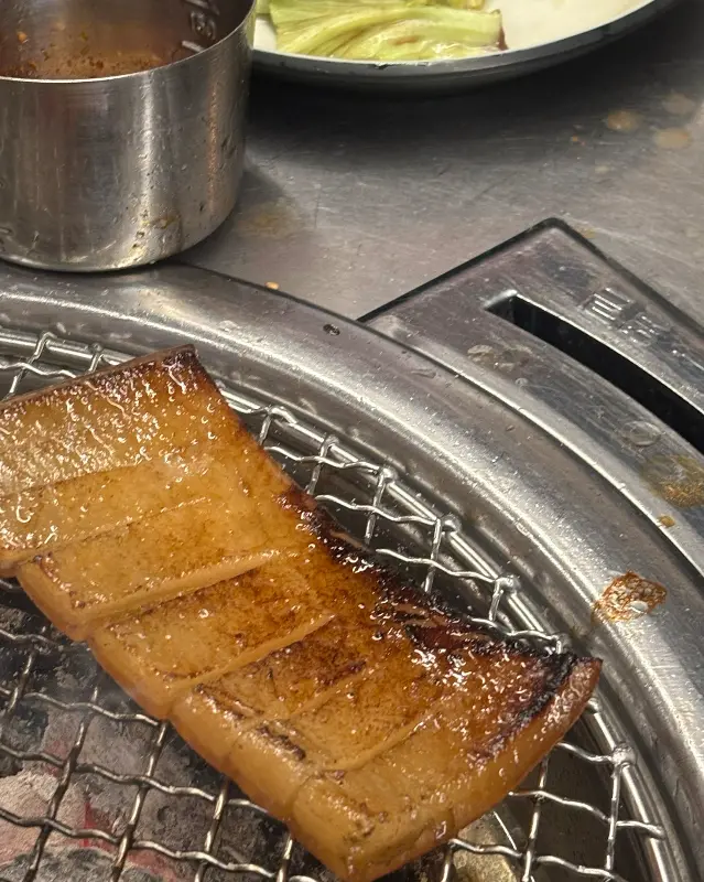 노릇하게 구워진 돼지 껍데기