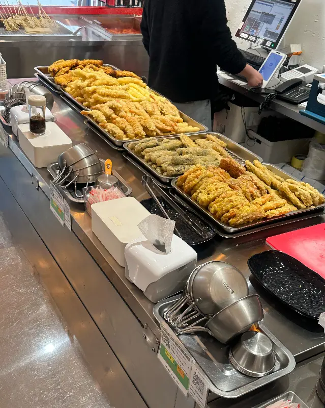 다양한 튀김이 진열된 모습