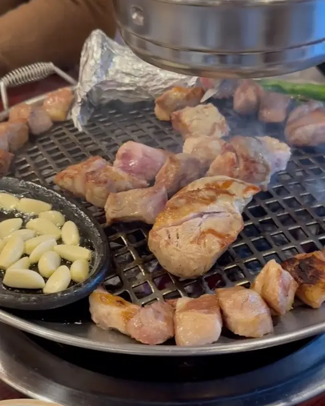 숯불 위에서 구워지는 가브리살