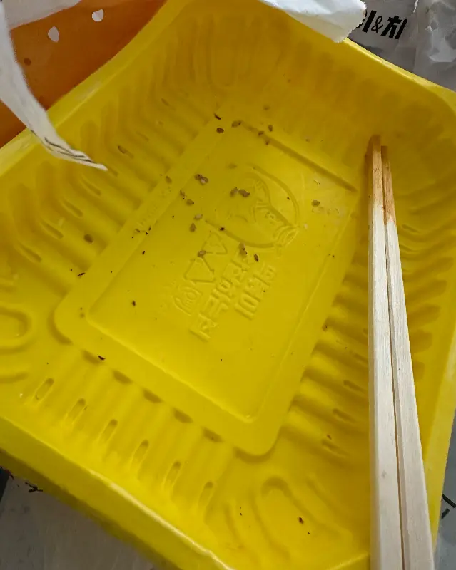 깨끗하게 비워진 떡볶이 용기