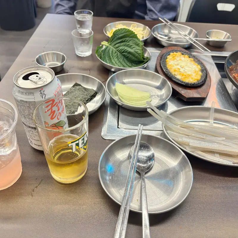 다양한 밑반찬이 차려진 테이블