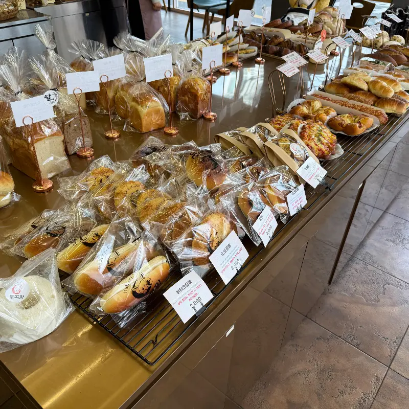 다양한 빵들이 진열된 모습