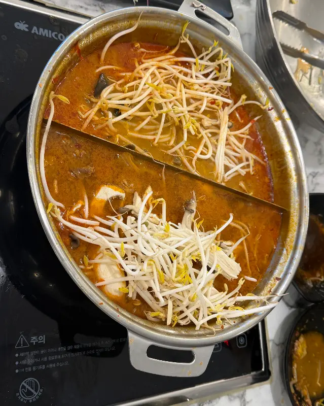 보글보글 끓는 마라 육수와 마늘 육수