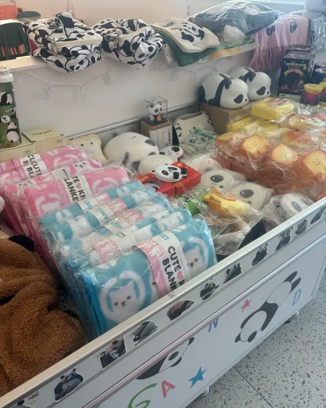 판다카페 굿즈 - 다양한 판다 인형, 문구류, 액세서리