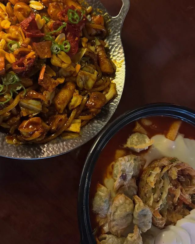 매콤한 닭볶음과 톡톡 터지는 날치알의 조화