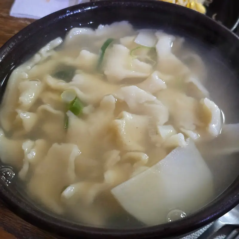 수제비가 담긴 뚝배기 그릇