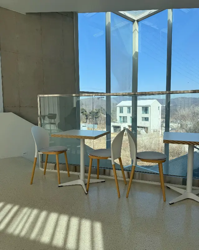 통창으로 보이는 아름다운 풍경