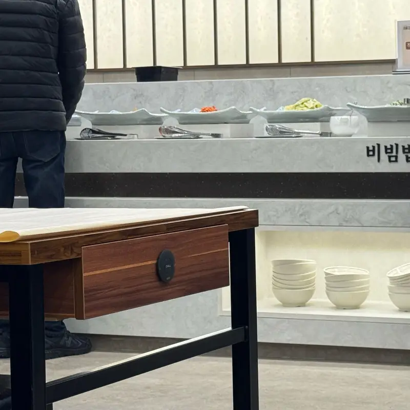 셀프바에서 비빔밥 코너를 이용하는 손님