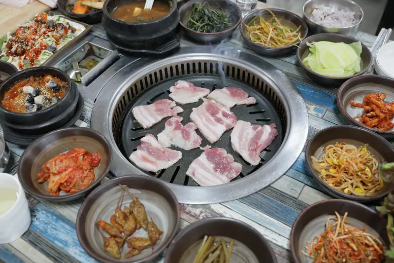 푸짐하게 차려진 쌈밥 한 상