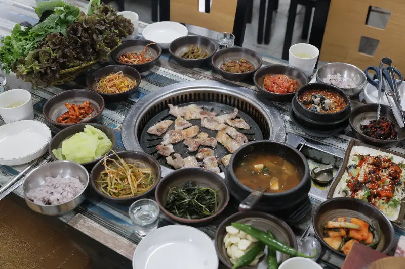 푸짐한 쌈 채소와 반찬