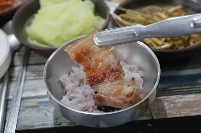 밥 위에 올려진 고기