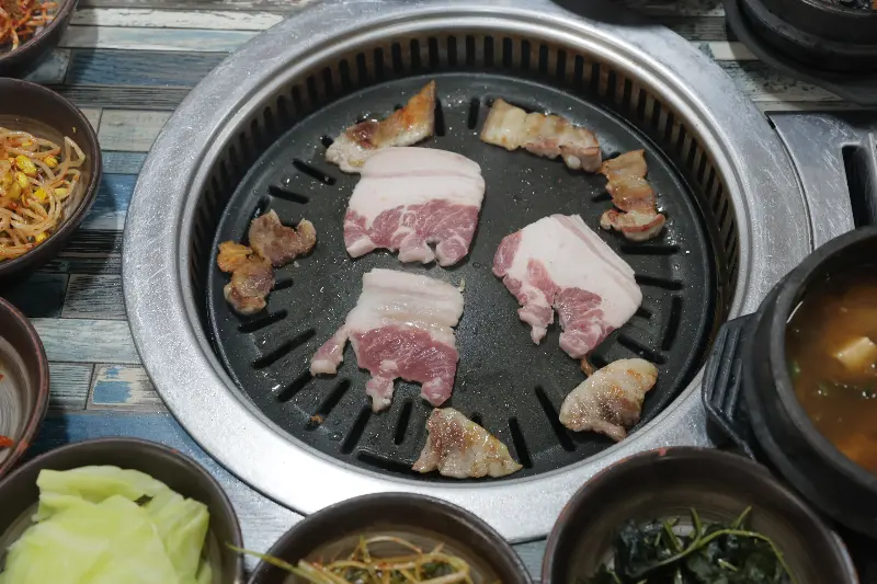 쌈 채소와 함께 구워진 고기