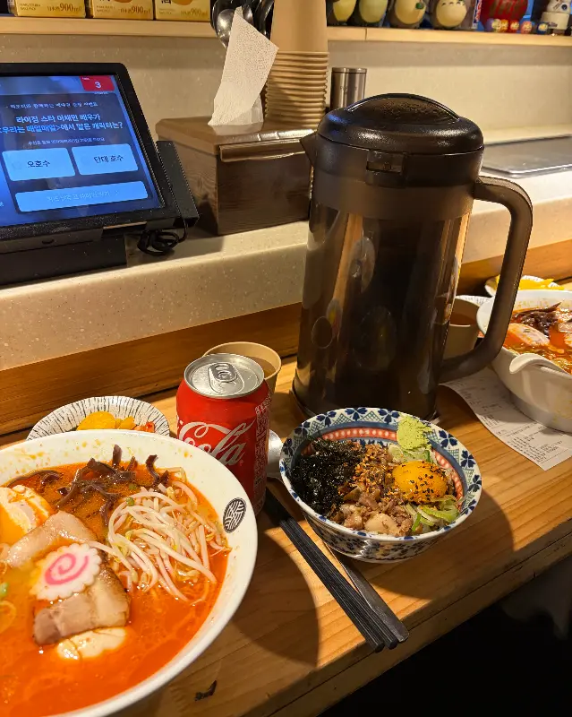 토핑 가득 라멘