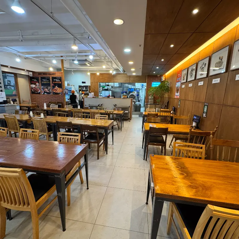 넓고 깨끗한 매장 내부