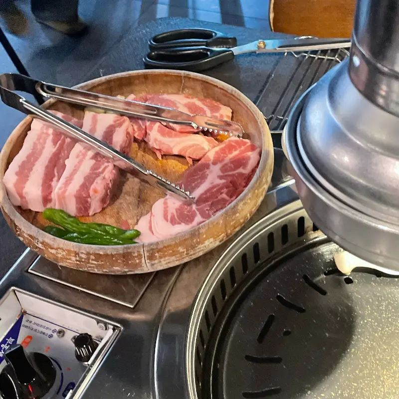 나무 쟁반에 담겨 나온 신선한 삼겹살