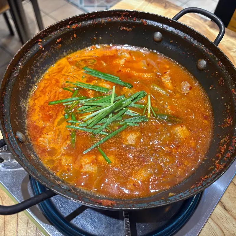 보글보글 끓고 있는 돼지찌개