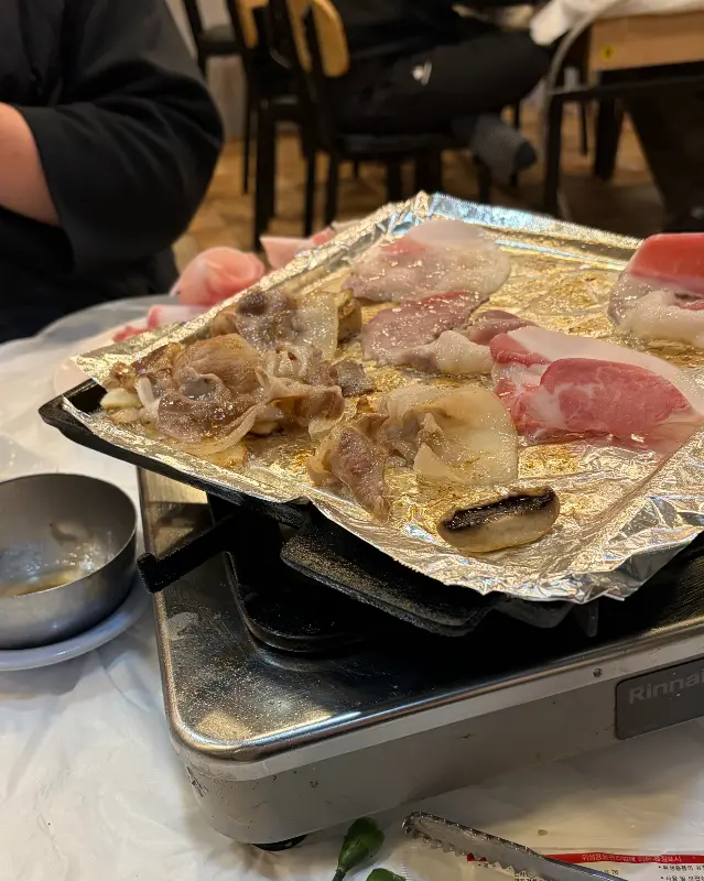 불판에 구워진 대패삼겹살